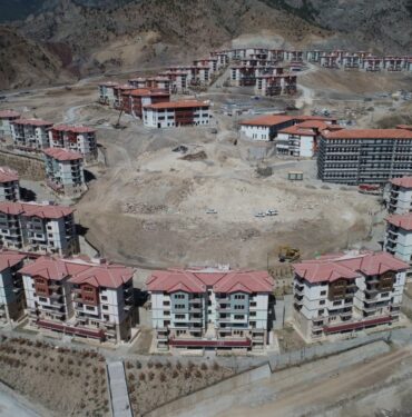 YUSUFELİ'NDE YENİ İLÇEDEKİ KONUTLARIN ANAHTARLARI TESLİM EDİLMEYE BAŞLADI