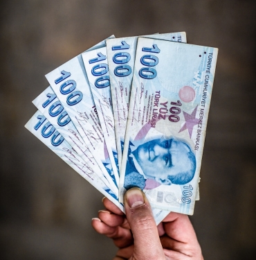 person holding 200 mexican peso